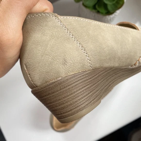 π SCANDI TAN PERFORATED STITCHED WEDGES! - Picture 11 of 13